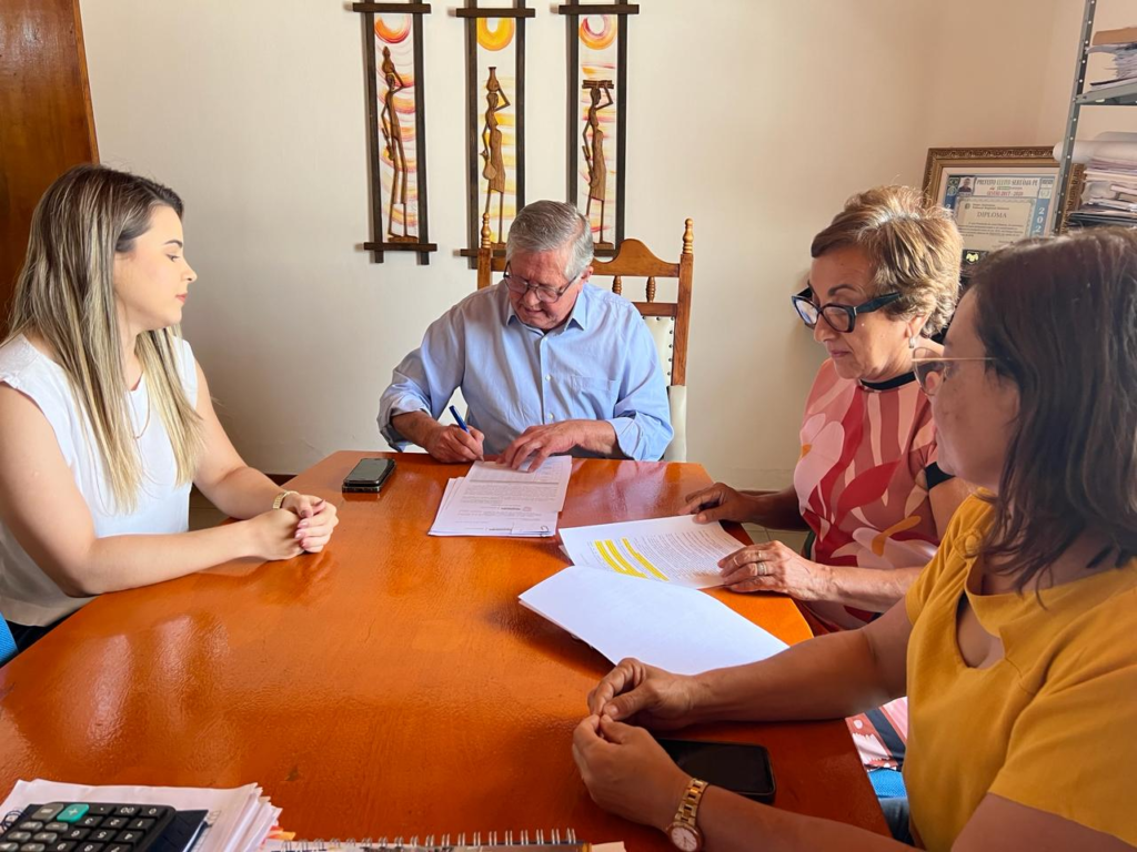 Prefeito de Sertânia Atualiza Piso Salarial dos Professores