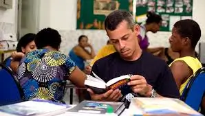 Taxa de Analfabetismo Cai, Mas Desigualdades Persistem: Confira os Dados do Censo 2022
